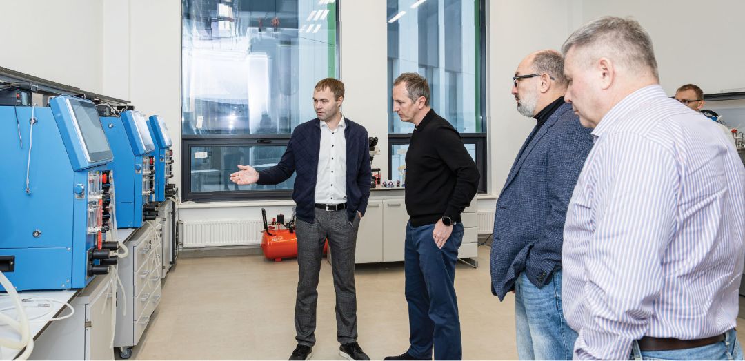 Р. Зотов (слева) рассказывает об оборудовании лаборатории НИЦ М. Боровому