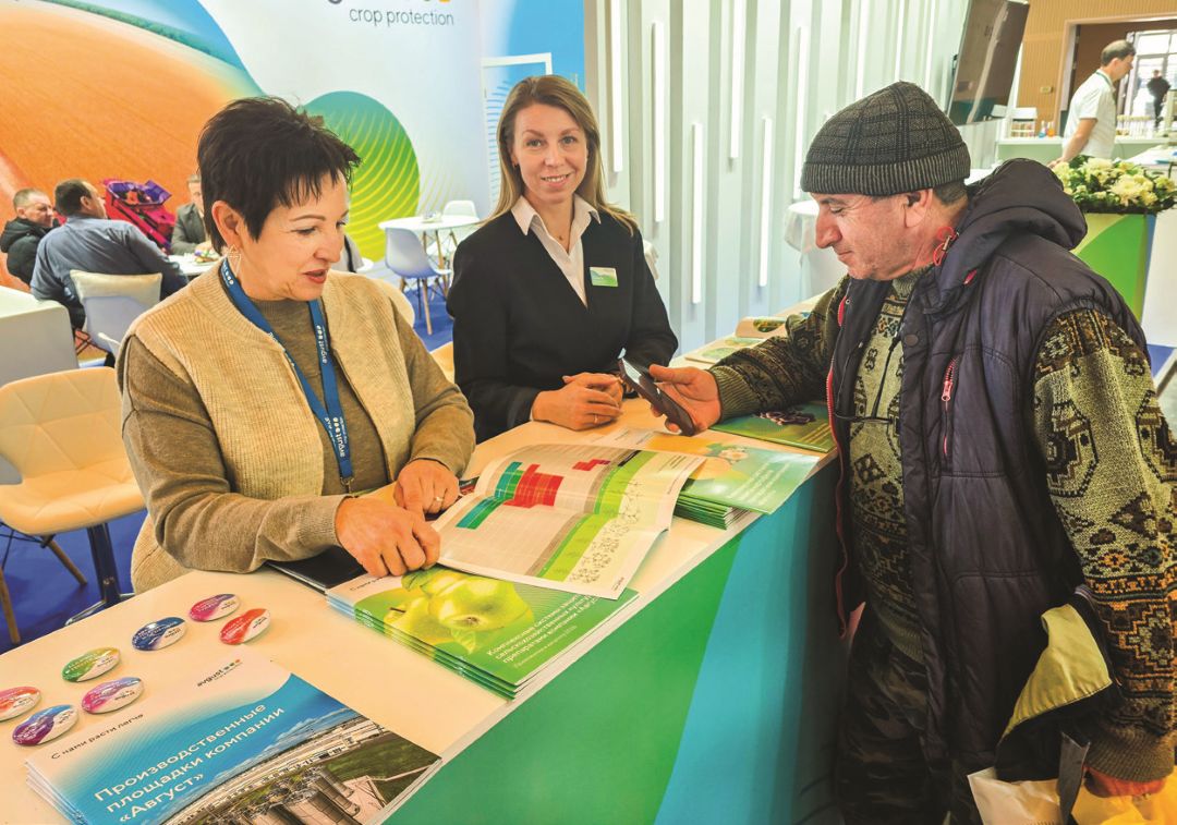 «АгроКавказ». Консультируют Е. Берченко (слева) и О. Панченко