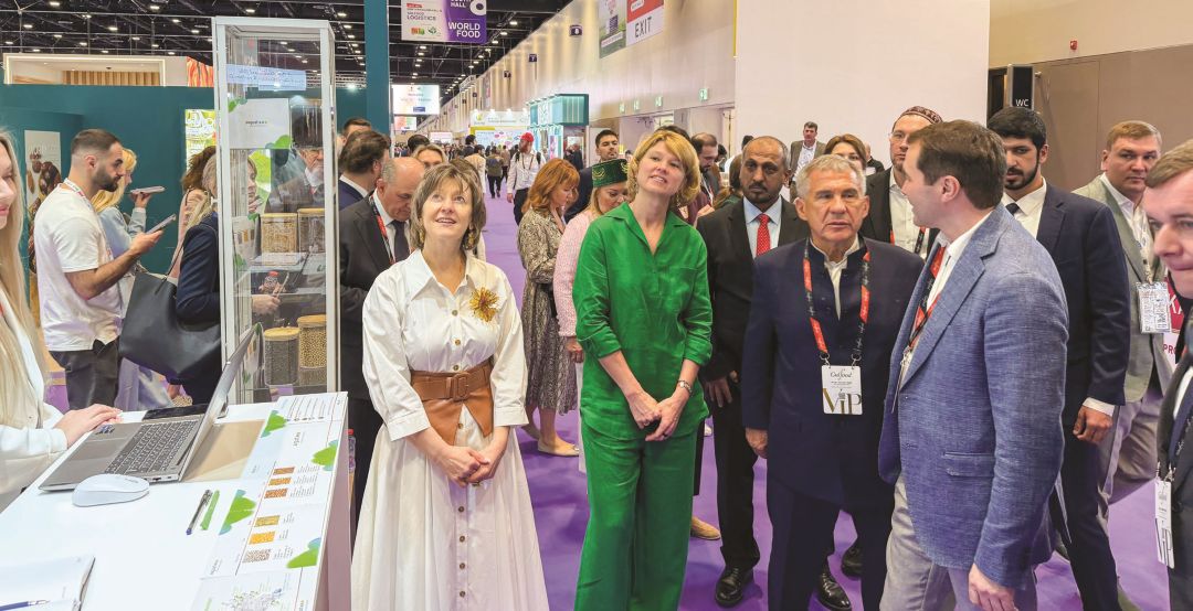 «Gulfood 2026». О. Лут (в центре) с Р. Миннихановым на стенде «Августа»