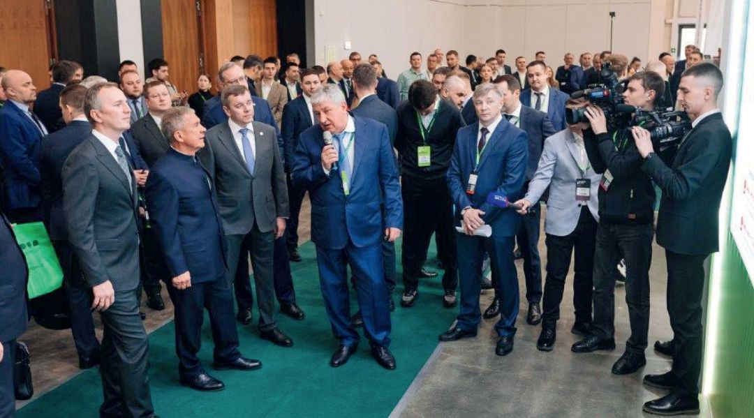 . Усков рассказывает Раису Татарстана Р. Минниханову о развитии «Августа» в республике . Усков рассказывает Раису Татарстана Р. Минниханову о развитии «Августа» в республике