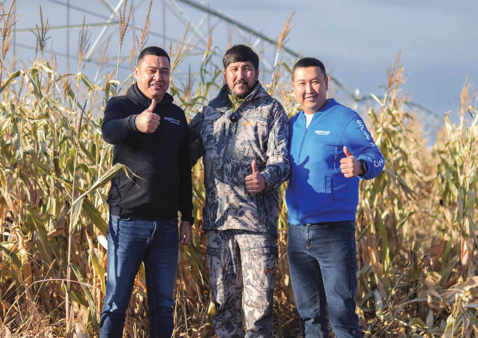 А. Сарбасов (в центре) с А. Усеновым (слева) и «августовцем» С. Каппасовым