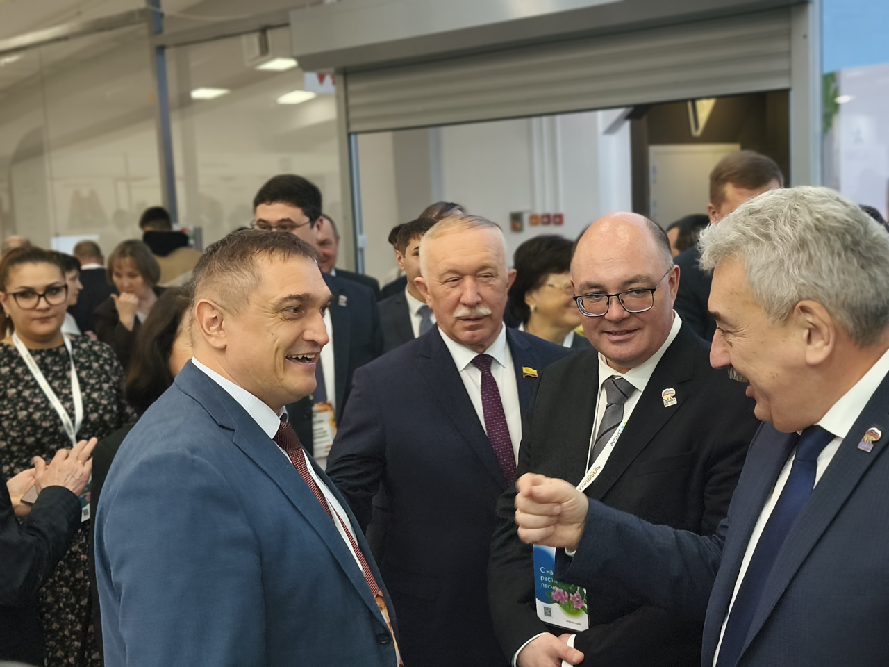 «Картофель-2026»: руководство Чувашии и главный менеджер отдела сбыта «Август» «ВЗСП» С. Милицков (слева на переднем плане)