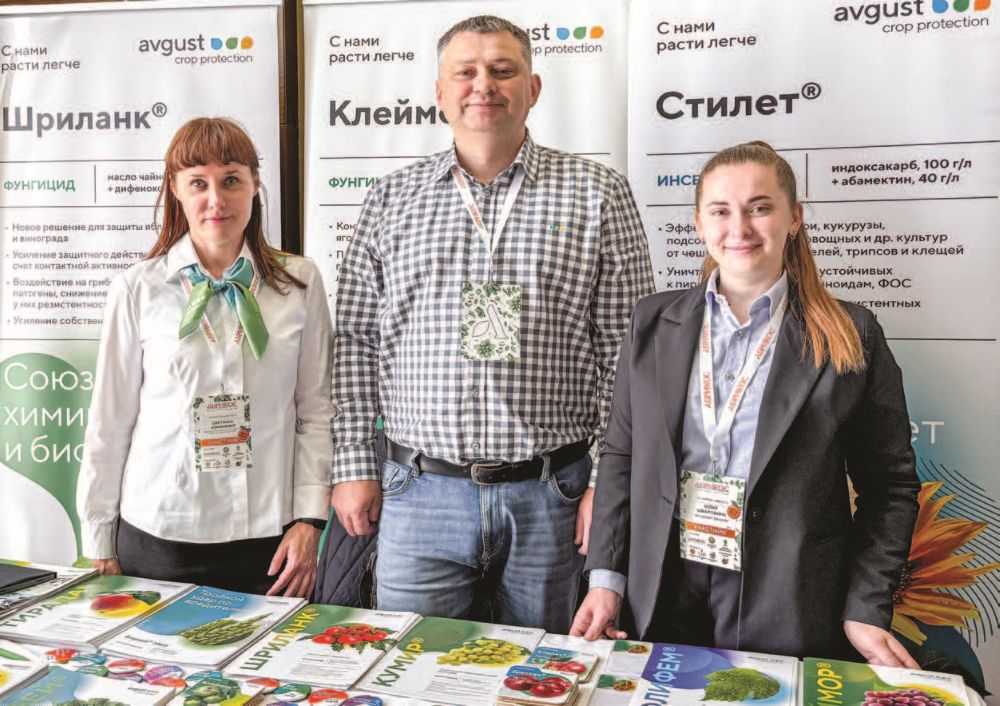 С. Кононенко, Д. Таран и Ю. Шмаровина на выставке «Абрикос» С. Кононенко, Д. Таран и Ю. Шмаровина на выставке «Абрикос»