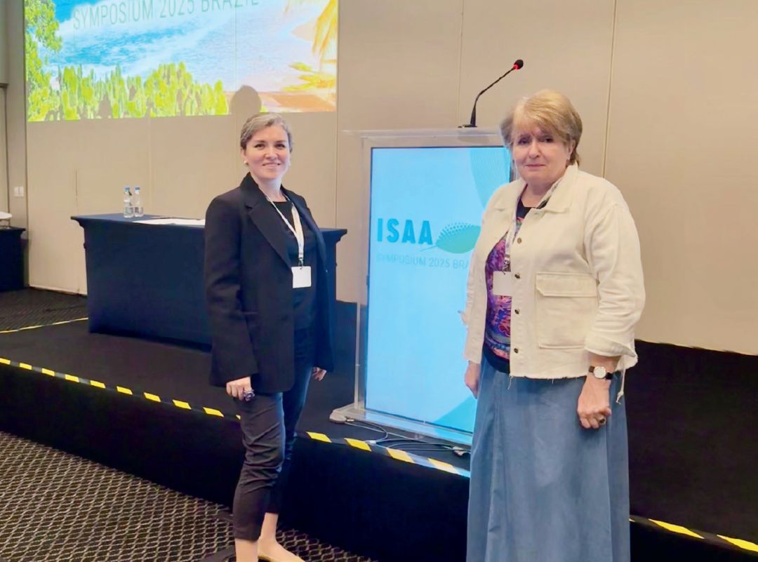 Начальник ДРПФ Лариса Елиневская (справа) и Ольга Улыбина на симпозиуме