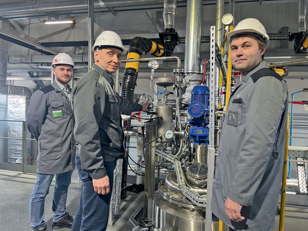 Справа налево: Р. А. Зотов, заместитель генерального директора завода по производству В. В. Томилов и главный технолог С. Н. Клубович