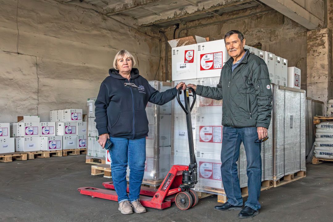 А. Семшов и заведующая складом Нина Анисимовна Иконникова