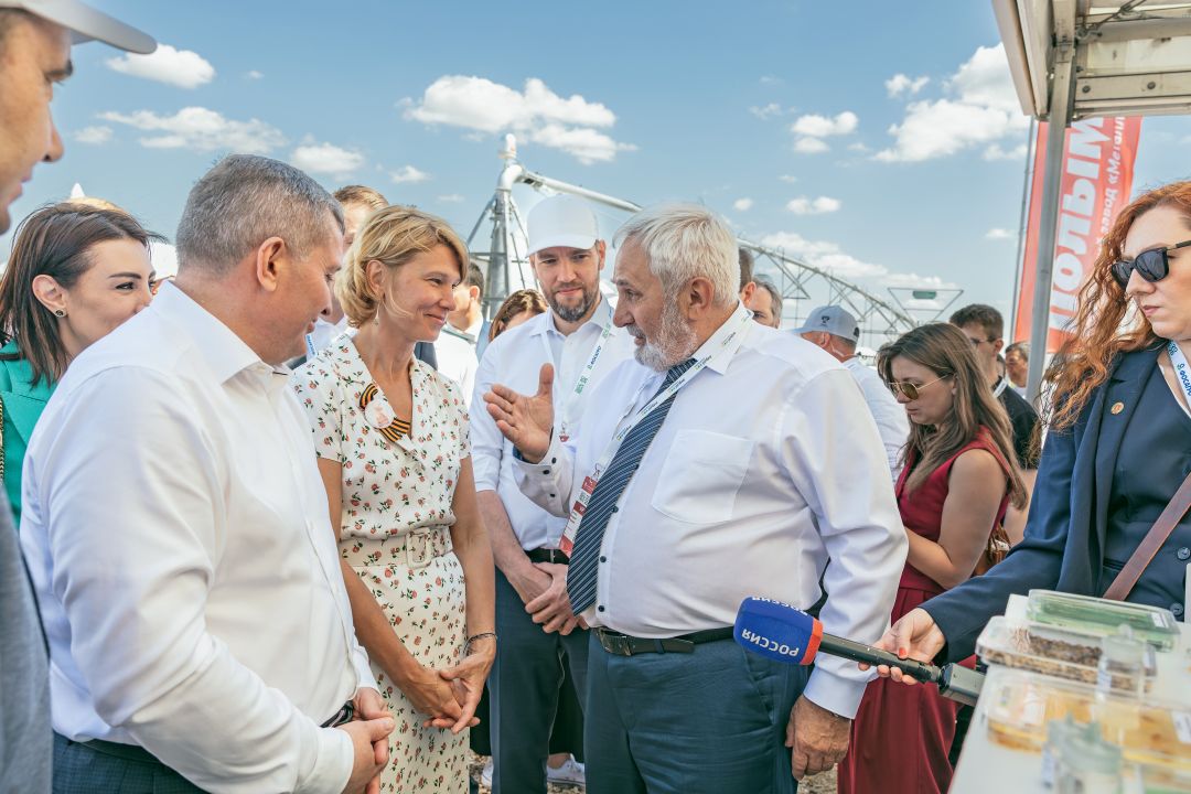 В. И. Алгинин беседует с О. Н. Лут