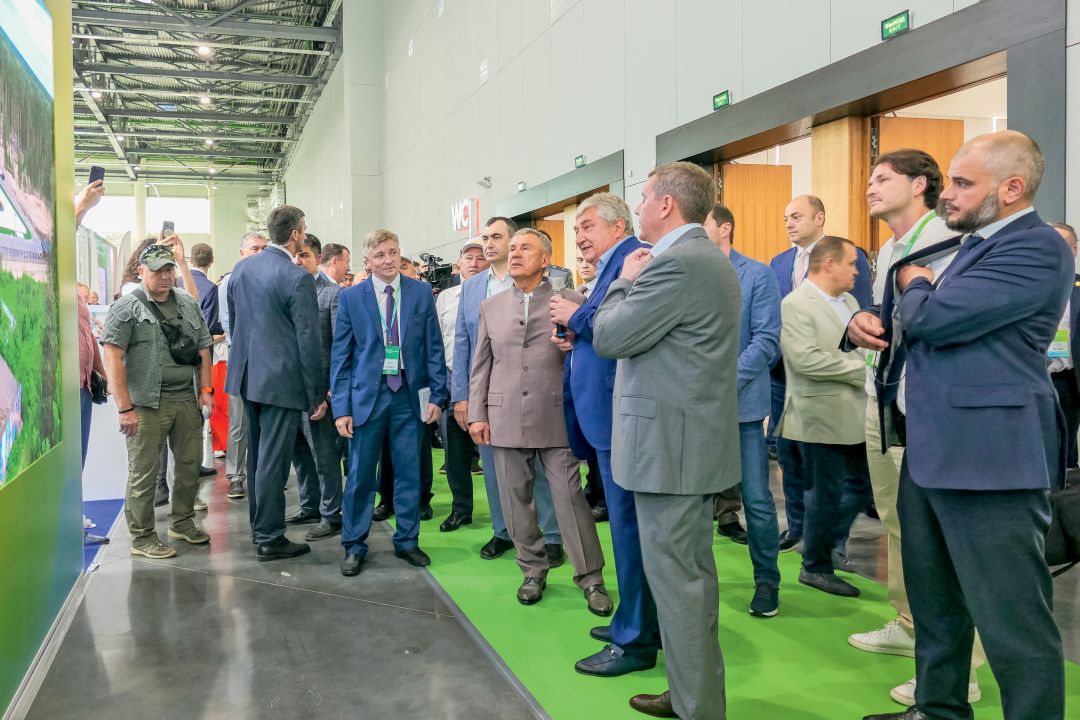 Александр Усков и Рустам Минниханов обсуждают новый НИЦ «Августа»