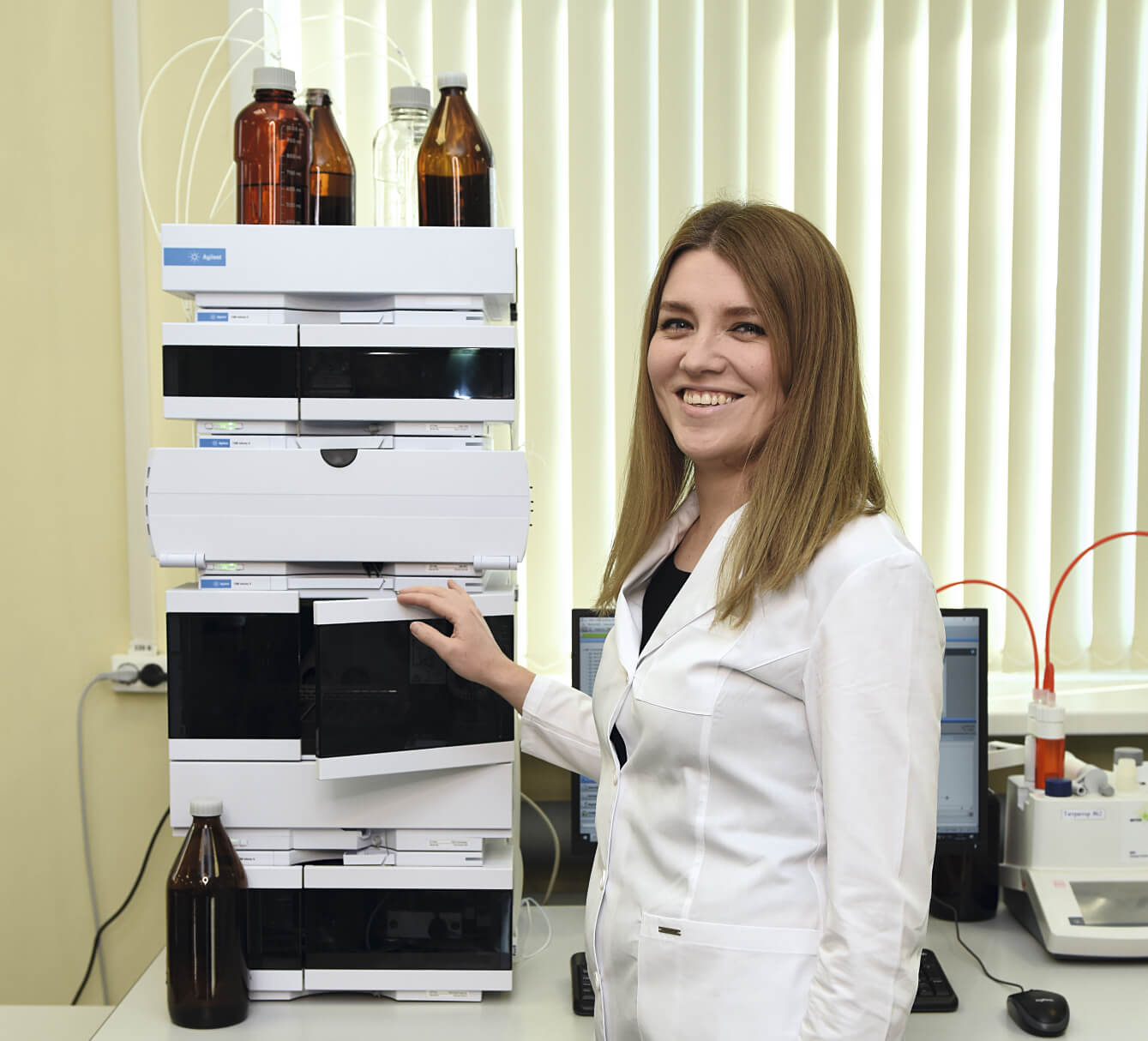 Начальник отдела разработки жидких препаративных форм Ольга Улыбина в лаборатории