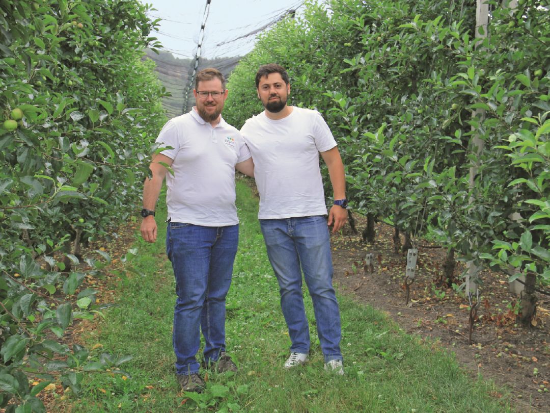 А. Шогенов (справа) с Т. Акимовым