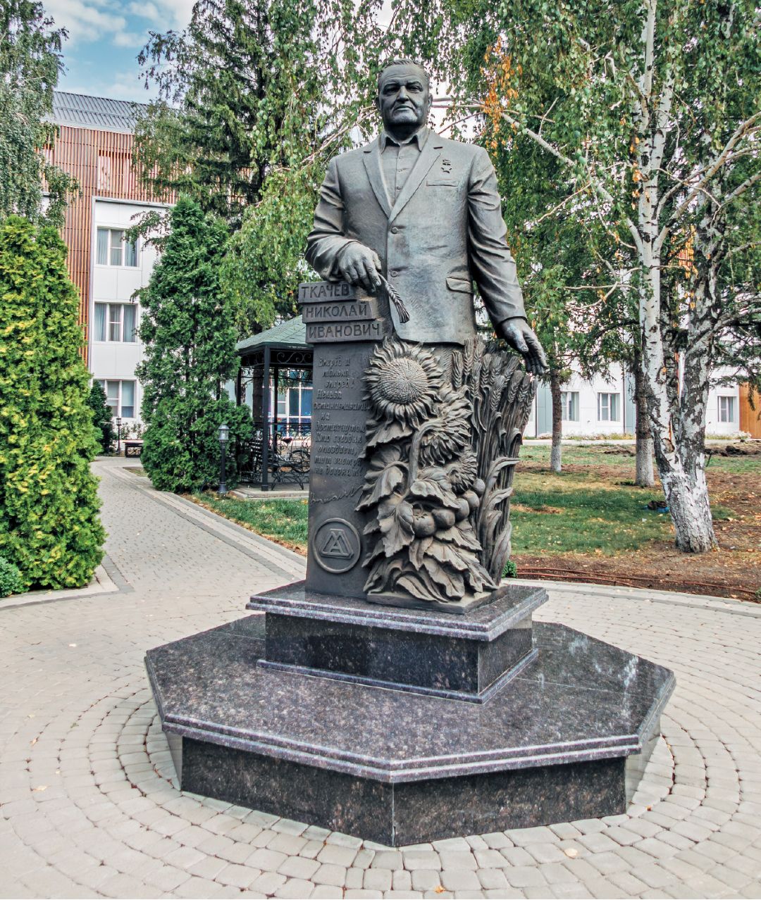 Памятник Н. И. Ткачеву у офиса холдинга в Выселках Памятник Н. И. Ткачеву у офиса холдинга в Выселках