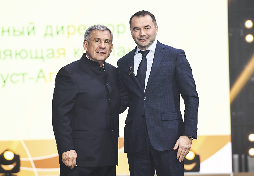 Минниханов (слева) вручил награду А. Ф. Галяутдинову 